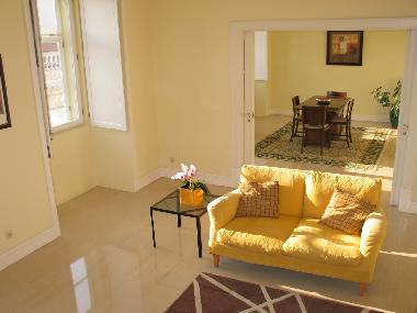 Gerumiger, bequemer und sonniger Raum