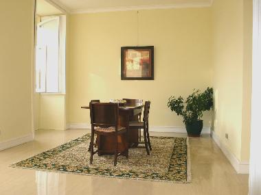 Sonnige Rume mit Steinfuboden