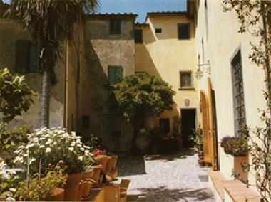 Blick auf den Innenhof und La Torre