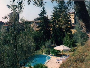 Blick vom Garten mit Pool auf den Borgo von la Torre