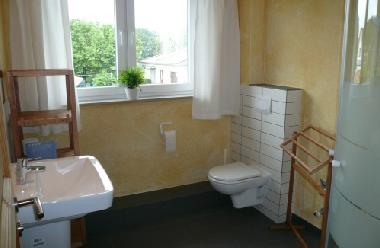 Bad mit Dusche und Fenster