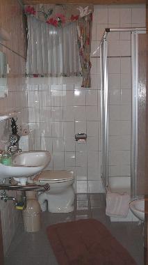 Dusche / WC (mit Bidet und Pissoir)