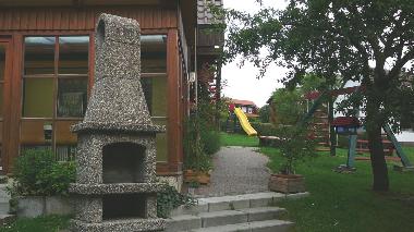 Blick in den Garten, mit Grillkamin und Platz fr Kinder