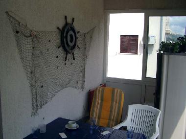 Der Balkon bietet Platz f�r bis zu 4 Personen