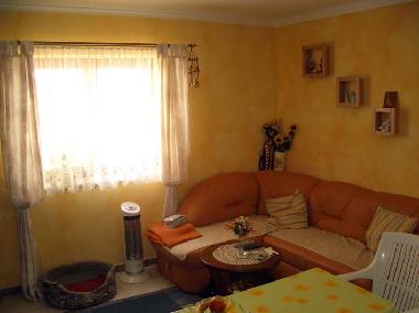 Das ist das Wohnzimmer mit dem besagten Ausklapp-Sofa