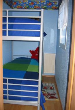 Kinderzimmer mit Kuscheltieren und Spielzeug