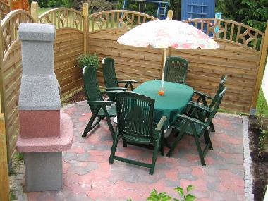 Gem�tliche Terrasse mit Gartenm�beln und Grill