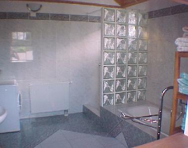 FINCA LA PAZ Badezimmer mit Dusche und Badewanne