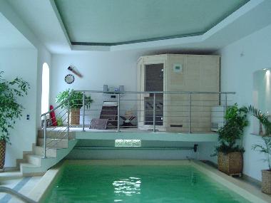 Schwimmhalle mit Sauna