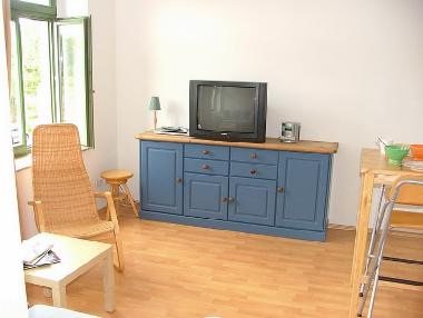 groer TV, DVD, Essplatz mit Hochtisch und Barhockern