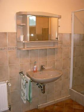 Bad mit WC, Dusche und Badewanne.