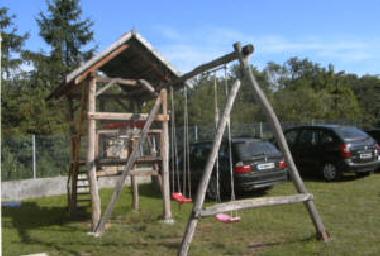 Schaukel und Spielhaus f�r Kinder im Hof.