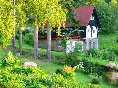 Blick auf Baba Jaga-Haus mit Garten