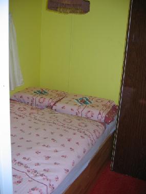 Schlafzimmer mit kleinem Doppelbett 1,20 x 2 m