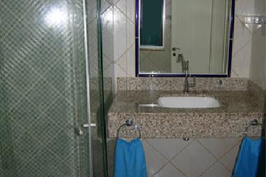 Duschbad mit Toilette und Waschbecken Dusche kalt/warmes Wasser