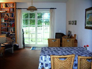 Wohnzimmer - Essecke mit Blick zur Terrasse