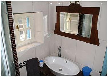 Das Bad mit Dusche und WC im 1. Stock