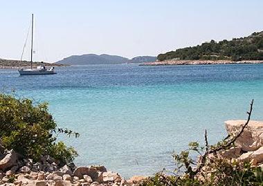 Eine der malerischen Buchten auf der Insel Murter