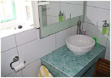 Modernes Badezimmer mit Dusche/WC