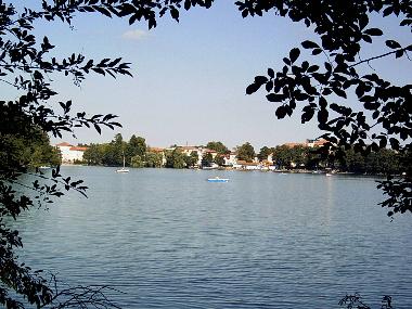 Der nahe Straussee mit Blick zur Badeanstalt