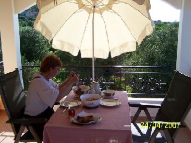 Balkon mit Sonnenschirm