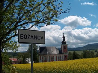 Das Dorf Bozanov liegt unter dem Berggipfel dem Koruna
