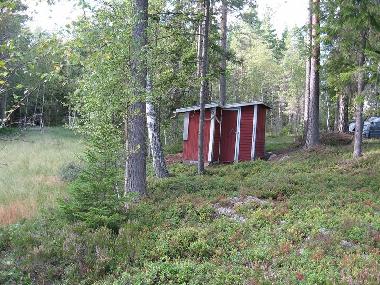 Trockentoilette und Holzvorrat