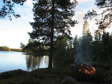 Abendansicht See/Grillstelle vor dem Haus