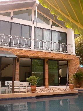 Frontansicht oben 2 Schlafzimmer unten Wonbereich und Pool