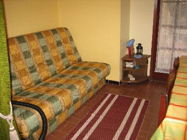 Wohnzimmer mit Aufklappcouch