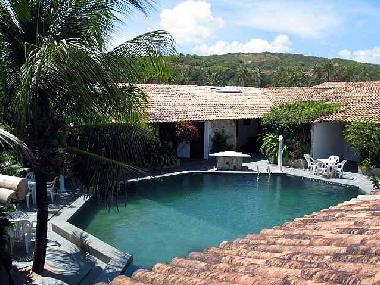 Das Schwimmbad ist ganz aus Naturstein angefertigd worden.