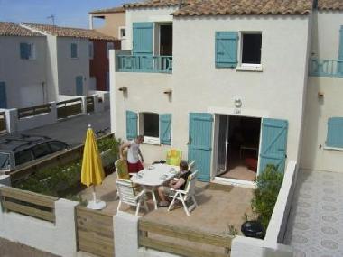 Au�enansicht unseres Hauses mit Stellplatz neben der Terrasse