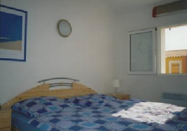 Schlafzimmer mit Doppelbett (180x200cm) und gro�em Wandschrank