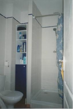 Badezimmer mit Waschbekcen, WC und gro�er Dusche (90x90)