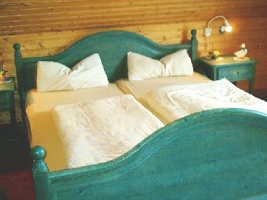 Schlafzimmer im Landhausstil mit Waschbecken