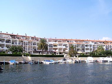 Blick vom Maurici-See auf die Appartment-Anlage