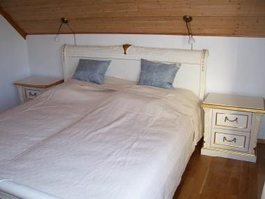 Eins der drei Schlafzimmer, dieses im Obergscho� mit Balkon