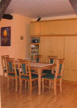 Esszimmer mit Appartementwand