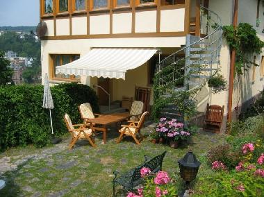 Sdseite mit Terrasse