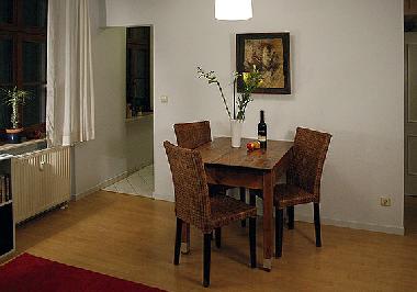 Wohnzimmer mit Speiseecke und Zugang zur Küche