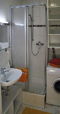 Bad mit Dusche, WC und Waschmaschine