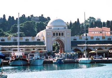 Mandraki Hafen mit der Altstadt im Hintergrund