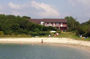 Unseren Hof mit Badesee