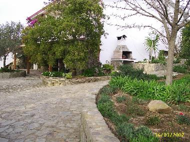 Seitensicht mit Grillplatz vom Haus