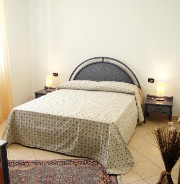 eines der Schlafzimmer in den Wohnungen