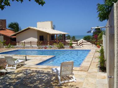 Der neue Pool mit Blick zum Haus und Meer