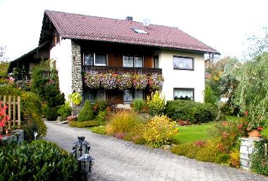 Hausansicht - Ferienwohnung im Dachgeschoss
