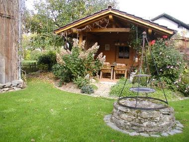 Gartenhaus mit Grillplatz