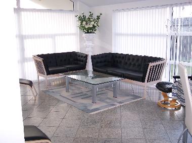 Wohnzimmer mit Sofaecke und Kaffeetisch