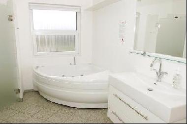 Badezimmer mit Glasst�r zu Dusche und Sauna